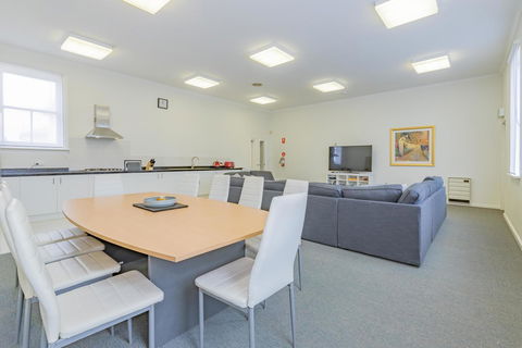 4 Bedroom House - Hobart CBD - Free Parking - Free WIFI - Kempsey Accommodation 0