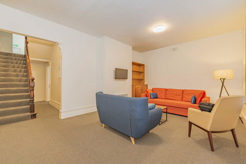 4 Bedroom House - Hobart CBD - Free Parking - Free WIFI - Kempsey Accommodation 6