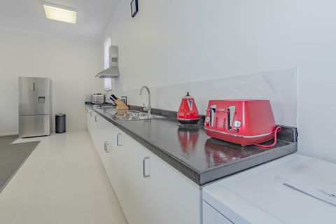 4 Bedroom House - Hobart CBD - Free Parking - Free WIFI - Kempsey Accommodation 2