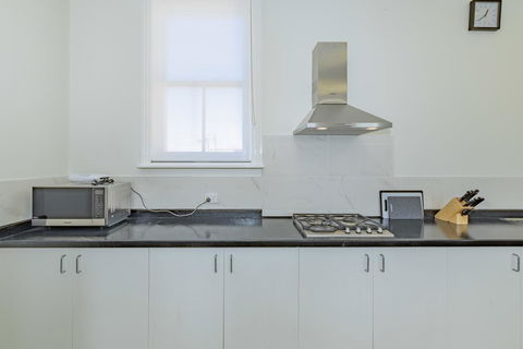 4 Bedroom House - Hobart CBD - Free Parking - Free WIFI - Kempsey Accommodation 8
