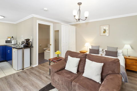 Oyster Cove Chalet - Kempsey Accommodation 5