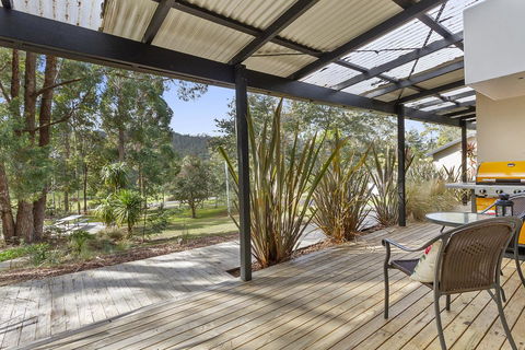 Oyster Cove Chalet - Kempsey Accommodation 7