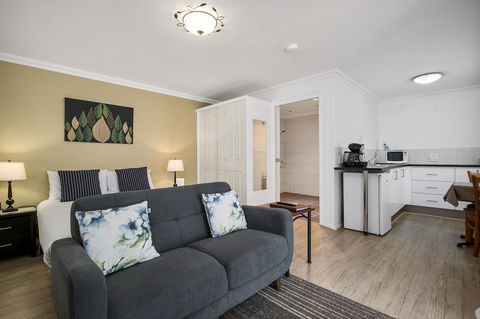 Oyster Cove Chalet - Kempsey Accommodation 2