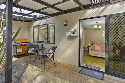 Oyster Cove Chalet - Kempsey Accommodation 3