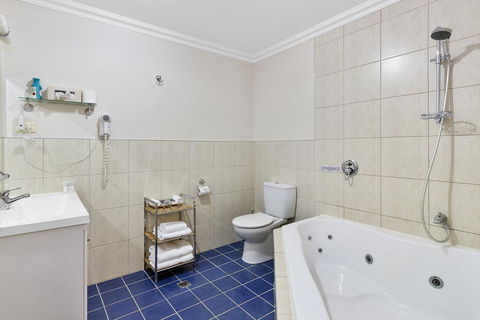 Oyster Cove Chalet - Kempsey Accommodation 12