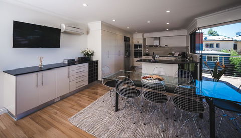 Russell House - Kempsey Accommodation 24