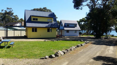 Four Seasons Waterfront Villas - Kempsey Accommodation 9