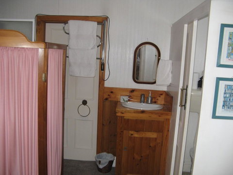The Grove Cottages - Kempsey Accommodation 4