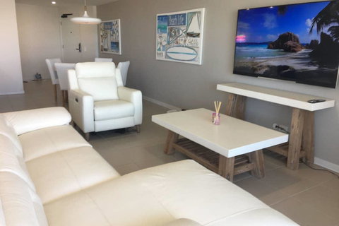 NEW UPMARKET COMFORTABLE 2 Bed, 2 Bath, OCEAN VIEWS, 250m To BUDDINA BEACH! - Kempsey Accommodation 3