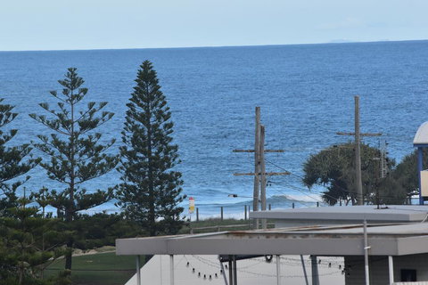 NEW UPMARKET COMFORTABLE 2 Bed, 2 Bath, OCEAN VIEWS, 250m To BUDDINA BEACH! - Kempsey Accommodation 2