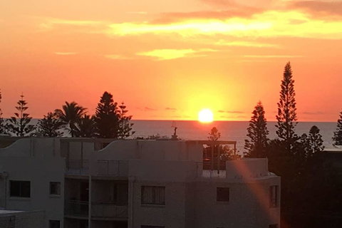 NEW UPMARKET COMFORTABLE 2 Bed, 2 Bath, OCEAN VIEWS, 250m To BUDDINA BEACH! - Kempsey Accommodation 1