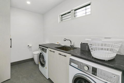 Ocean Views, Luxury Living In Noosa Heads - Unit 2/13 Angler Street - Kempsey Accommodation 3