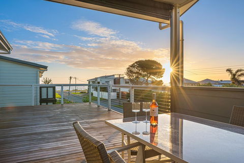 Oceans Eight - Kempsey Accommodation 0