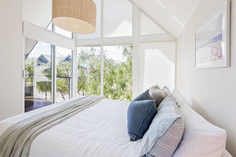 ON THE BEACH - Villa Over The Road From The Beach - Kempsey Accommodation 0