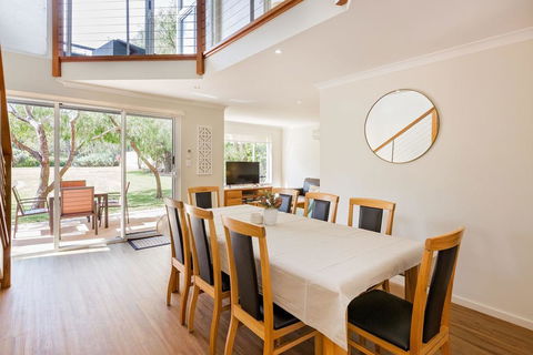 ON THE BEACH - Villa Over The Road From The Beach - Kempsey Accommodation 1