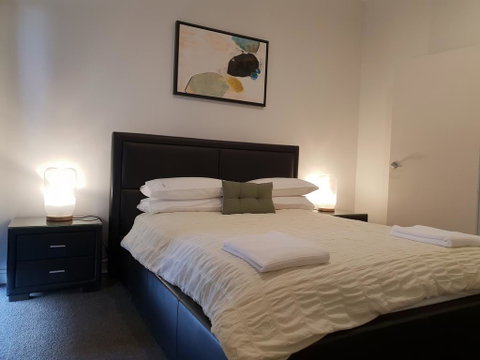 Pakenham Palace - Two Bedroom Converted Warehouse Apartment - Kempsey Accommodation 2
