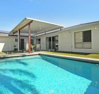 Palm 95 - Modern 4 BDRM Home with Pool - Kempsey Accommodation