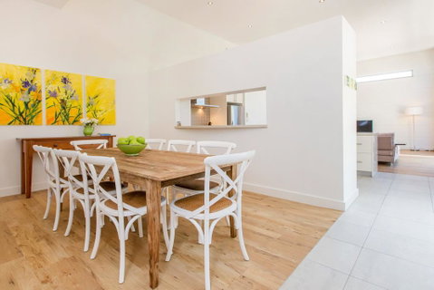 PALM COURT RETREAT - MORNINGTON - Kempsey Accommodation 1