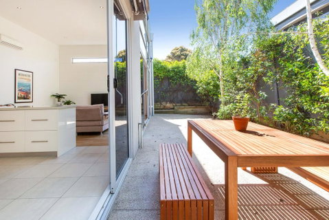 PALM COURT RETREAT - MORNINGTON - Kempsey Accommodation 2