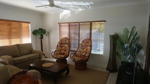 Palm Lakeside Holiday Home - Bowen, Whitsundays, Queensland - Kempsey Accommodation 2