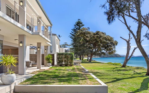 Paradise Beach House - Waterfront With Heated Pool - Kempsey Accommodation 3