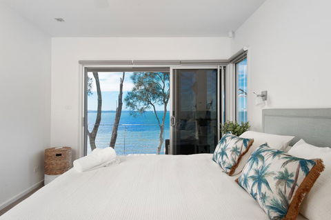 Paradise Beach House - Waterfront With Heated Pool - Kempsey Accommodation 1