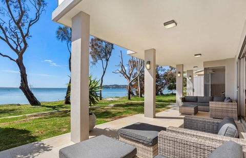 Paradise Beach House - Waterfront With Heated Pool - Kempsey Accommodation 0