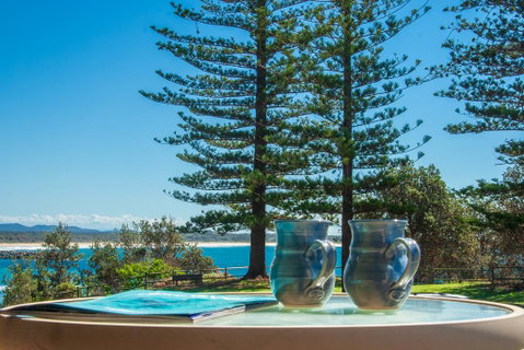 PERFECTLY POSITIONED BEACHFRONT APARTMENT-GREAT LOCATION WITH OCEAN VIEWS - Kempsey Accommodation 0