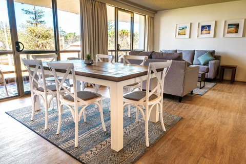 PERFECTLY POSITIONED BEACHFRONT APARTMENT-GREAT LOCATION WITH OCEAN VIEWS - Kempsey Accommodation 2