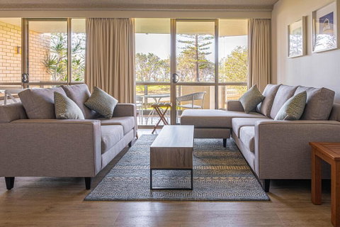 PERFECTLY POSITIONED BEACHFRONT APARTMENT-GREAT LOCATION WITH OCEAN VIEWS - Kempsey Accommodation 3