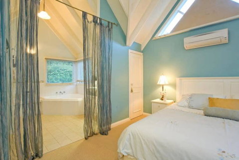 PLUM TREE COTTAGE - Spa Cottage With Woodfire - Kempsey Accommodation 2