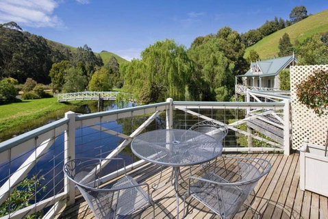 PLUM TREE STUDIO - Couples Lakeside Spa Retreat - Kempsey Accommodation 1