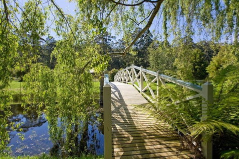 PLUM TREE STUDIO - Couples Lakeside Spa Retreat - Kempsey Accommodation 2