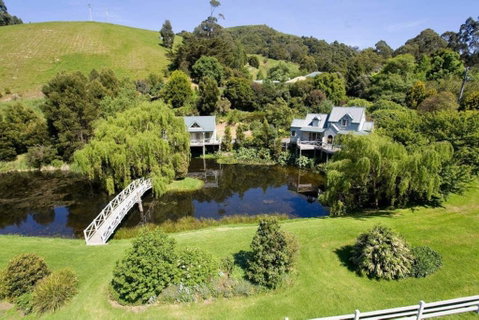 PLUM TREE STUDIO - Couples Lakeside Spa Retreat - Kempsey Accommodation 3