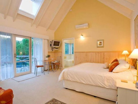 PLUM TREE STUDIO - Couples Lakeside Spa Retreat - Kempsey Accommodation 0