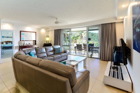 POINCIANA 101 HAMILTON ISLAND CENTRALLY LOCATED 3 BEDROOM, Plus BUGGY!! - Kempsey Accommodation 2