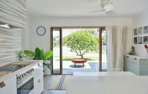 Quiet Pet Friendly Home 3 Houses To Beach Entry With Private Pool Walk To Shops - Kempsey Accommodation 2