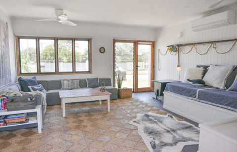 Quiet Pet Friendly Home 3 Houses To Beach Entry With Private Pool Walk To Shops - Kempsey Accommodation 1