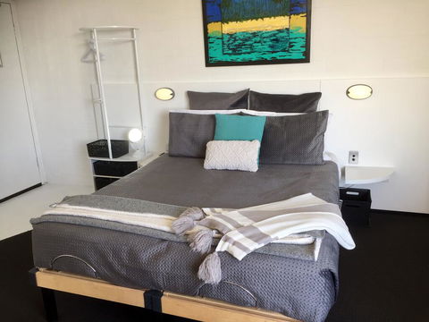 Ramada Resort Studio Split Queen Electric Adjustable Bed - Kempsey Accommodation 1