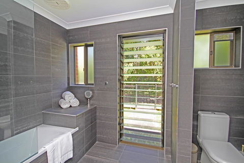 Red Door Beach House - Marcoola Beach - PET FRIENDLY, FOXTEL, WIFI, 500 BOND, Linen Supplied - Kempsey Accommodation 3