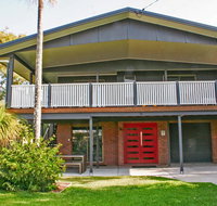 Red Door Beach House - Marcoola Beach - PET FRIENDLY FOXTEL WIFI 500 BOND Linen Supplied - Kempsey Accommodation
