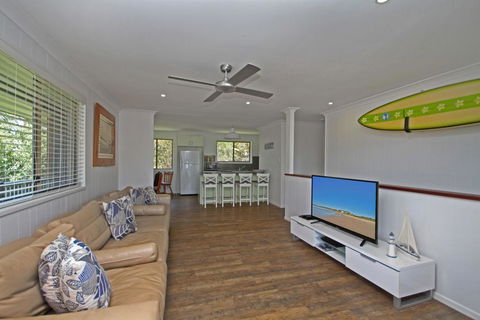 Red Door Beach House - Marcoola Beach - PET FRIENDLY, FOXTEL, WIFI, 500 BOND, Linen Supplied - Kempsey Accommodation 2