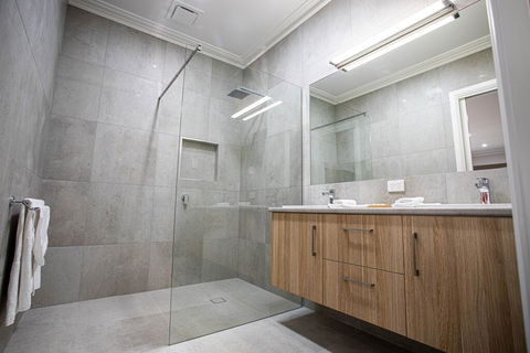 Red Waratah Accommodation - Kempsey Accommodation 3