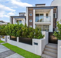 Relax in a Spacious  Modern Townhouse in Asquith - Kempsey Accommodation