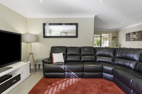 RELAXED COASTAL GETAWAY // MOMENTS TO WATERFRONT - Kempsey Accommodation 3
