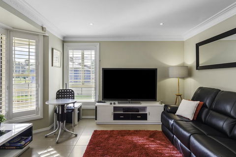 RELAXED COASTAL GETAWAY // MOMENTS TO WATERFRONT - Kempsey Accommodation 2