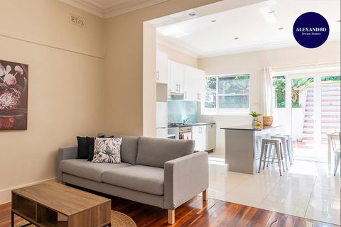 RELAXED FAMILY HOME WILLOUGHBY - Kempsey Accommodation 0