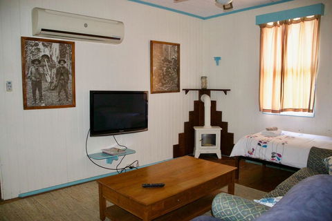 Samford Cottage - Kempsey Accommodation 2