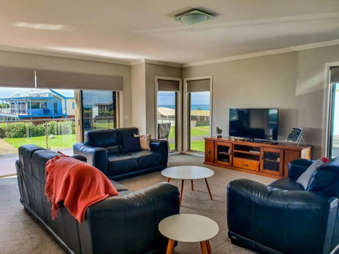 SEAL HAVEN - Centrally Located, Modern Home - Kempsey Accommodation 1
