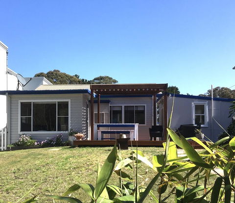 Shellharbour Beach Cottage - Walk Onto Patrolled Beach With Flags In Summer - Kempsey Accommodation 1